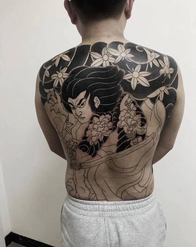 满背纹身图片_背部腿部老传统纹身图案