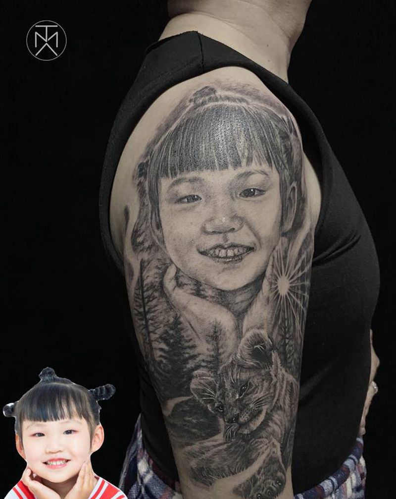 女儿肖像纹身图片_手臂手部欧美写实黑灰写实肖像人像纹身图案