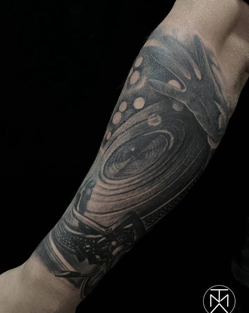 小臂唱片机纹身图片_手臂手部欧美写实唱片机打碟机黑灰写实纹身图案