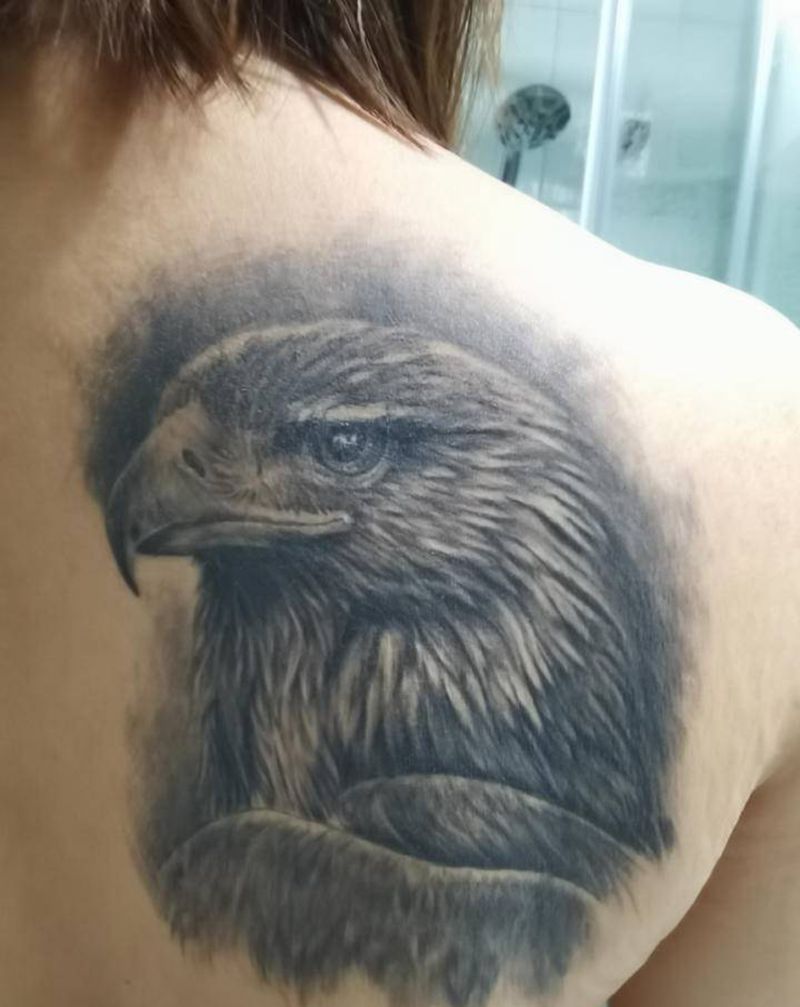 后肩鹰纹身图片_背部肩部欧美写实鹰黑灰写实动物纹身图案