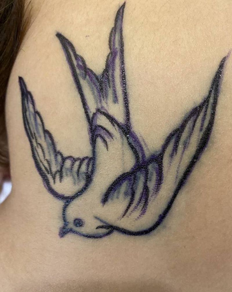 燕子纹身图片_背部新传统纹身图案