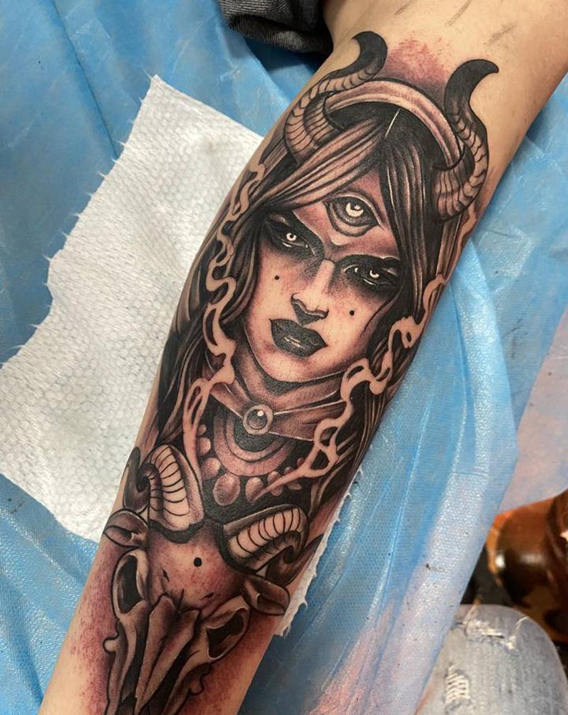 美杜莎纹身图片_腿部欧美写实纹身图案