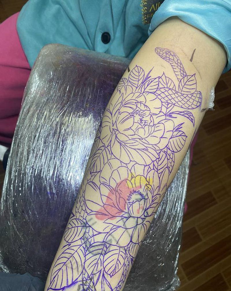 牡丹，➕蛇纹身图片_手臂点刺纹身图案