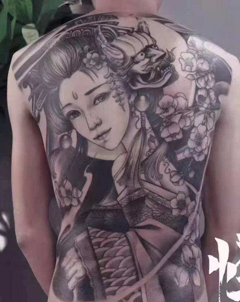 传统满背艺妓纹身图片_背部新传统纹身图案