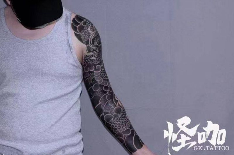 传统黑灰花臂纹身图片_手臂老传统纹身图案