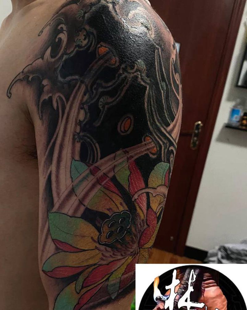 荷花➕石头纹身图片_肩部新传统纹身图案