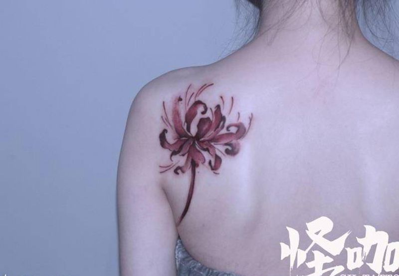 彼岸花纹身图片_背部水彩纹身图案
