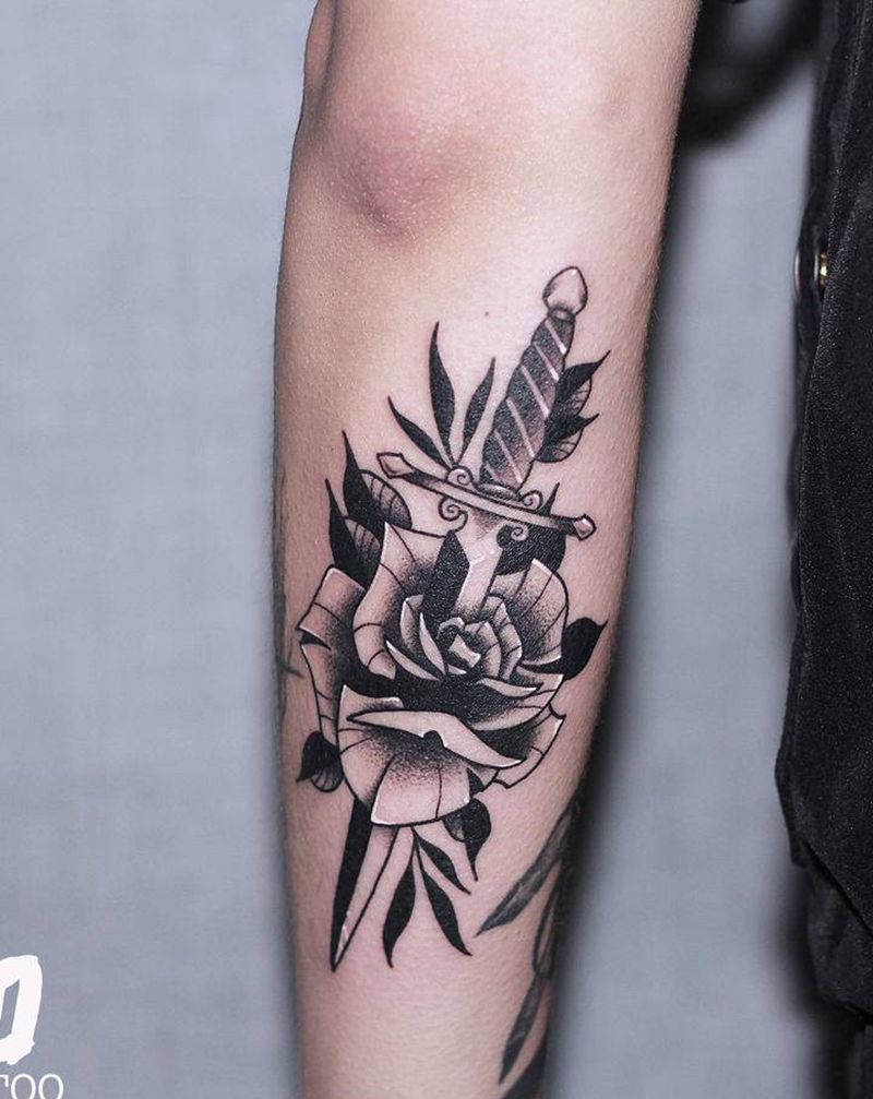 花与匕首纹身图片_手臂点刺纹身图案