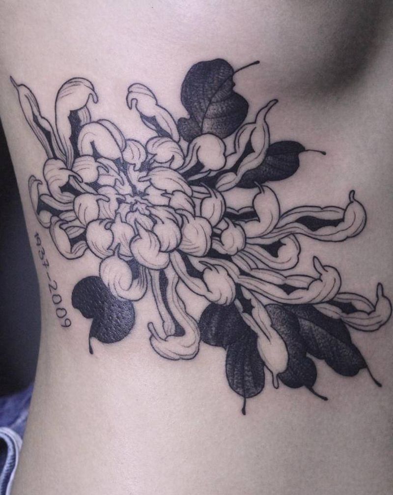 素花纹身图片_腰部点刺纹身图案