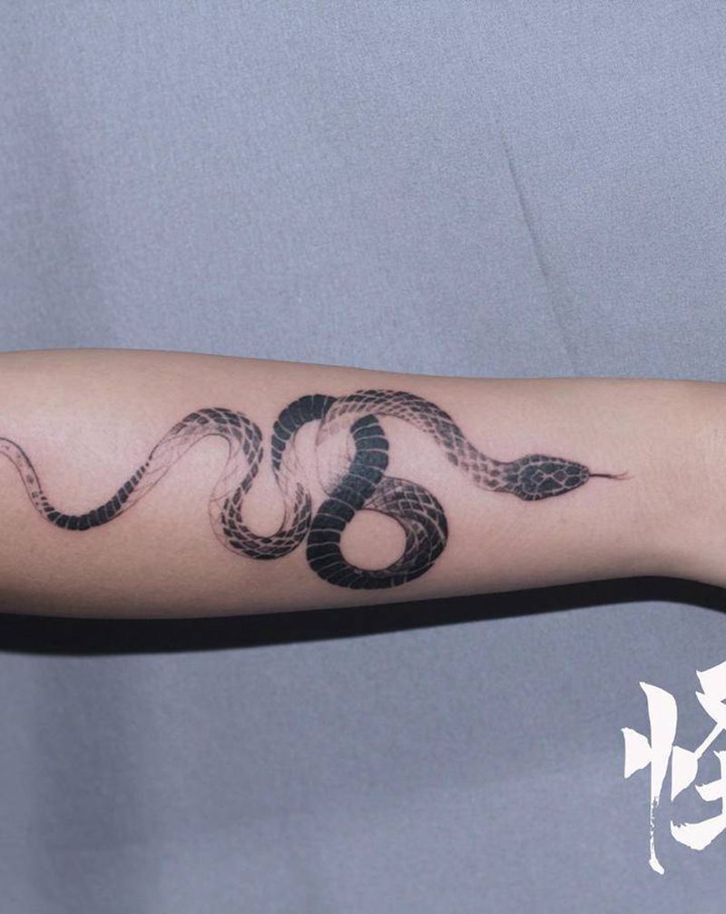蛇纹身图片_手臂欧美写实纹身图案