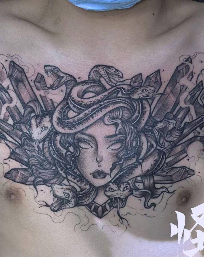 美杜莎纹身图片_胸部点刺纹身图案