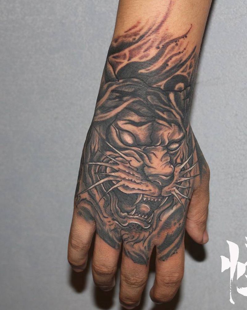 一个手背作品纹身图片_手部New School纹身图案