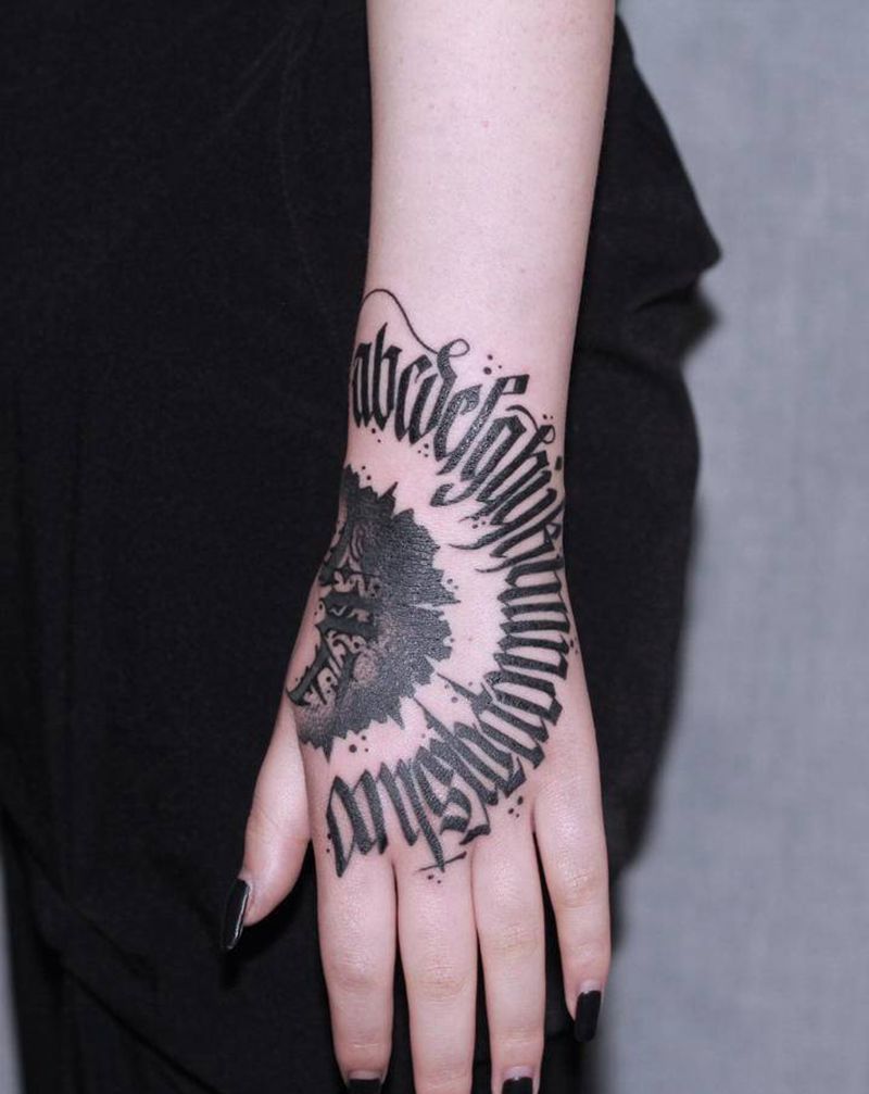 来个手背纹身图片_手部花体字纹身图案