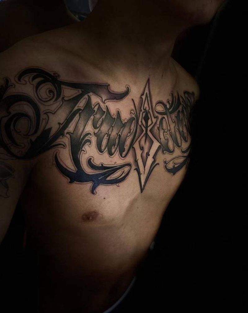 花体纹身图片_胸部花体字纹身图案