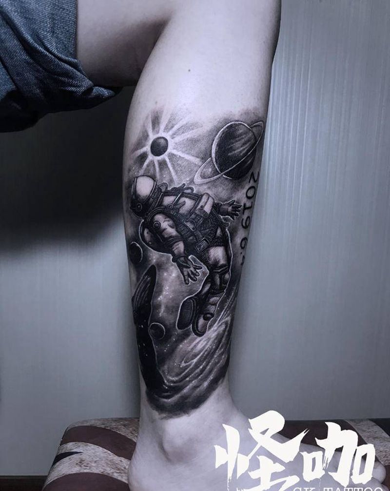 宇航员纹身图片_脚部欧美写实点刺纹身图案