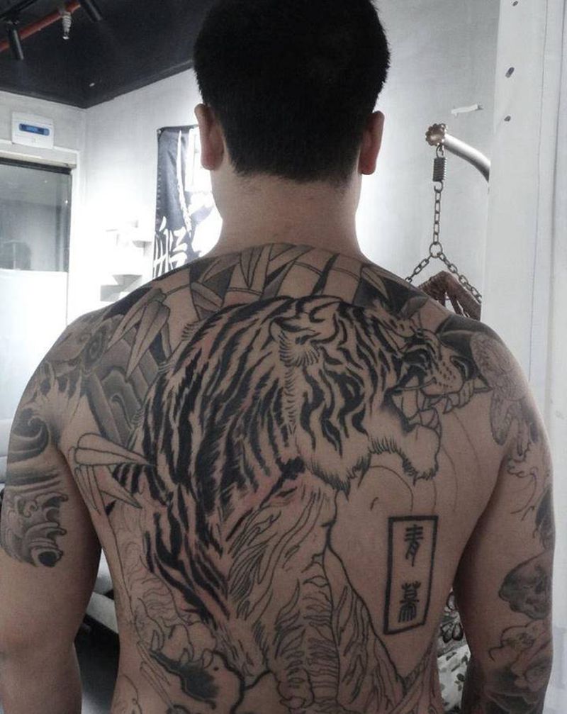满背老虎/未完成纹身图片_背部老传统纹身图案
