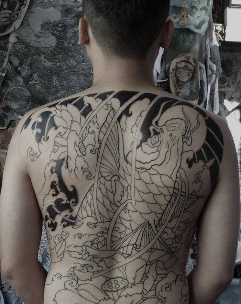 满背锦鲤/未完成纹身图片_背部老传统纹身图案