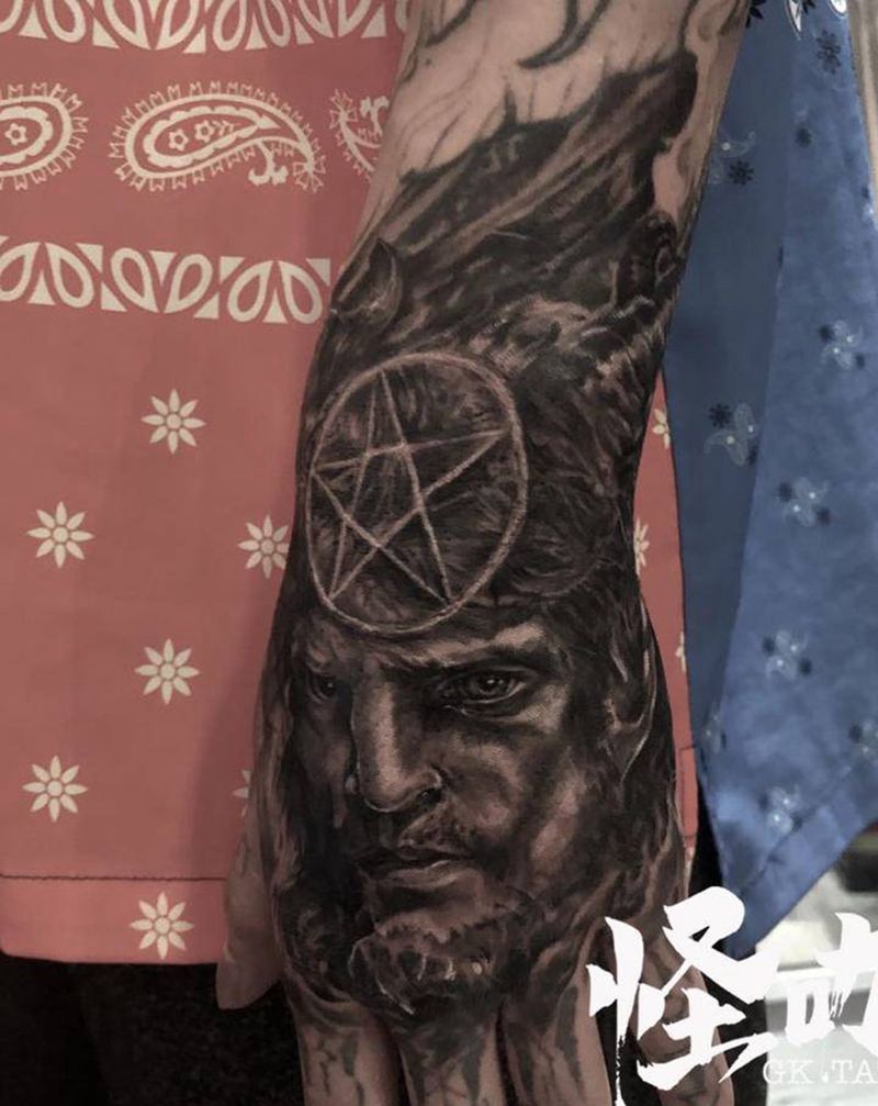 暗黑手背纹身图片_手部欧美写实纹身图案