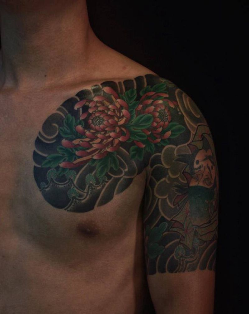 半甲纹身图片_胸部手臂老传统纹身图案