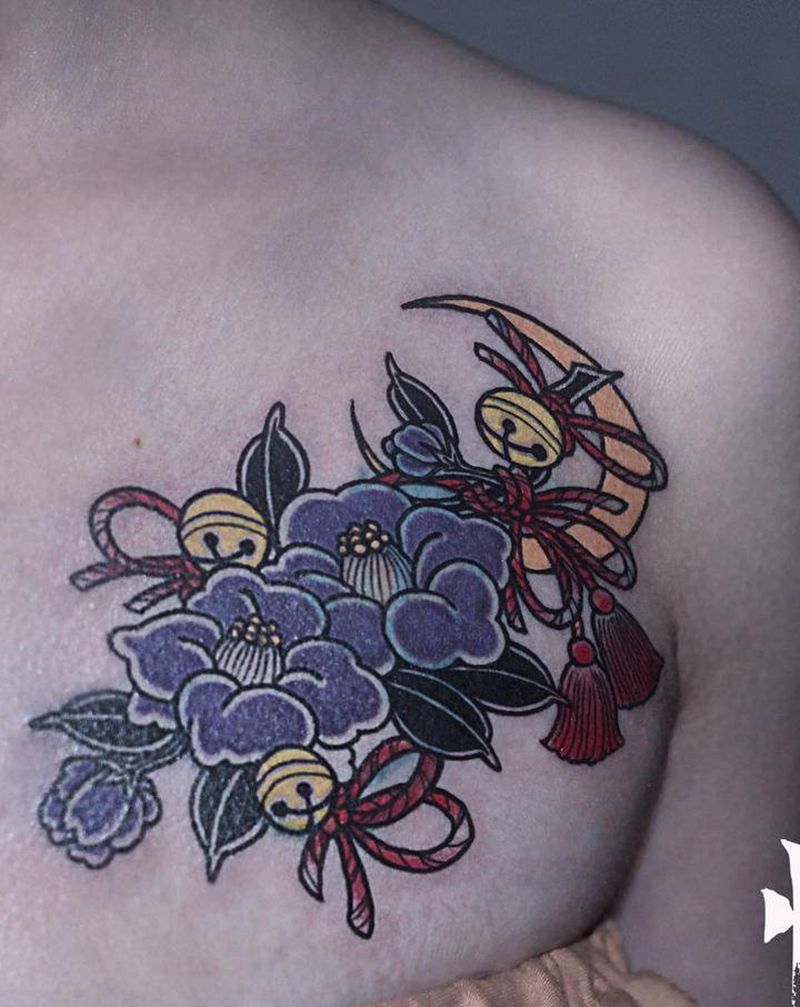 日式小花胸纹身图片_胸部老传统纹身图案