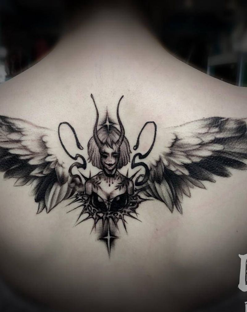 小丑翅膀纹身图片_背部欧美写实纹身图案