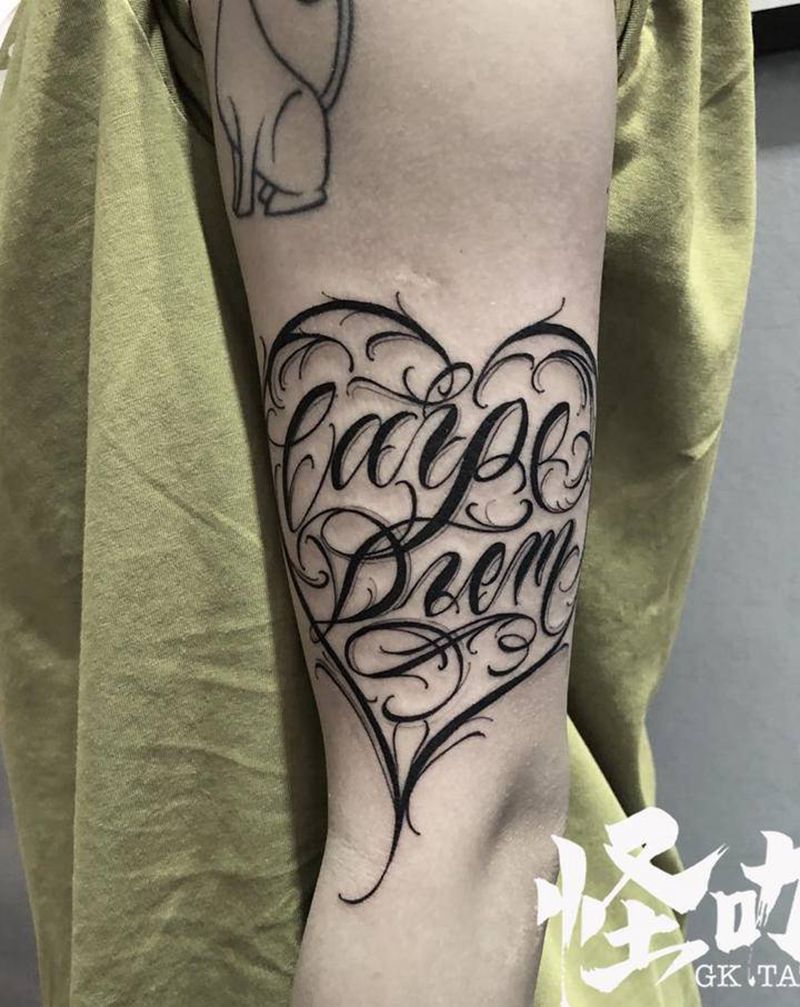 桃心花体字纹身图片_手臂花体字纹身图案