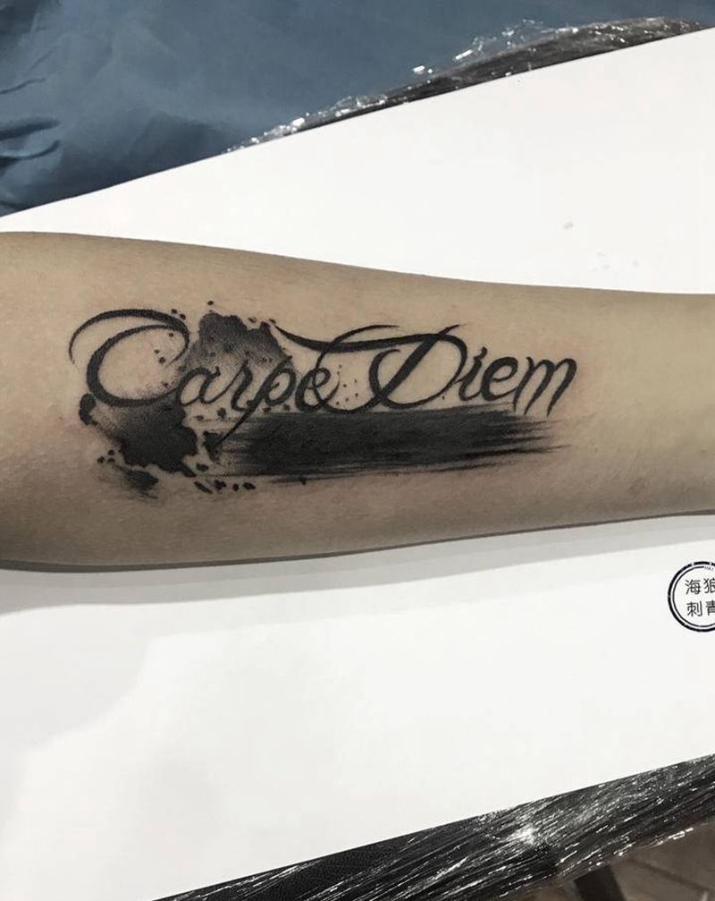 遮盖 #及时行乐纹身图片_手臂花体字纹身图案