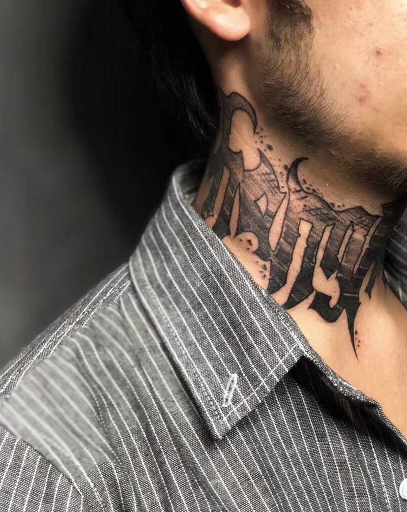 脖子纹身图片_颈部花体字纹身图案