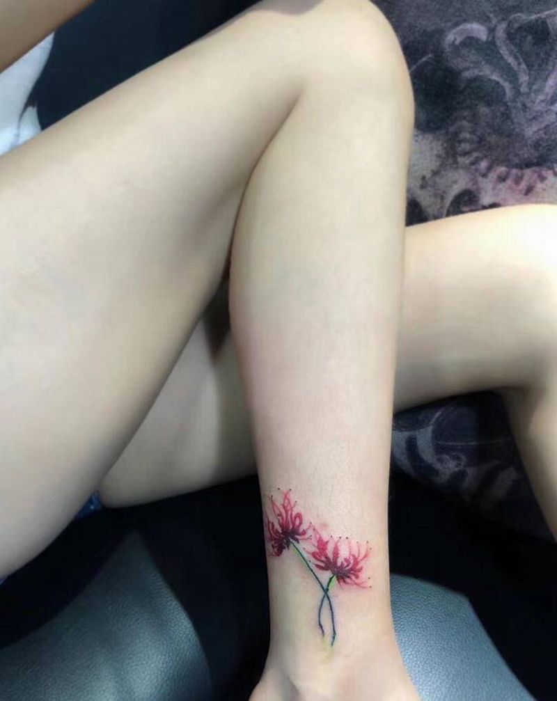 彼岸花纹身图片_脚部水彩彼岸花纹身图案