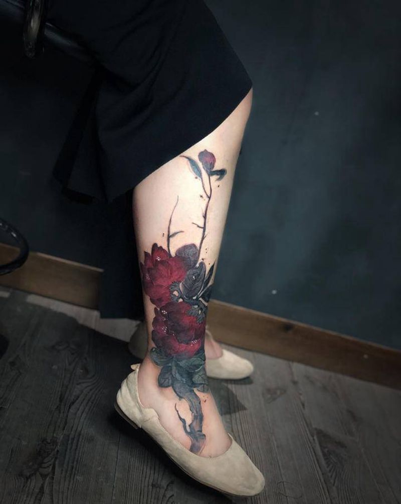 山茶纹身图片_脚部水墨山茶花纹身图案