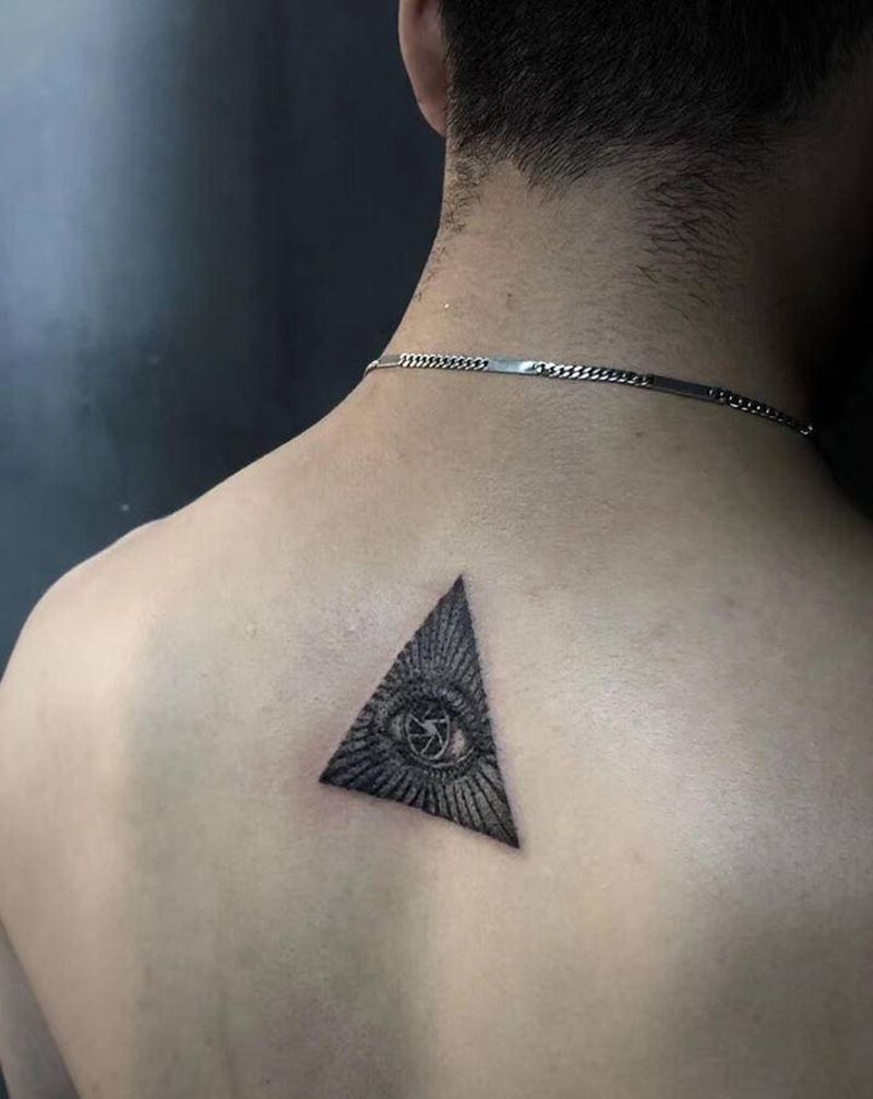 摄影师的瞳孔纹身图片_背部几何光圈相机全视之眼纹身图案