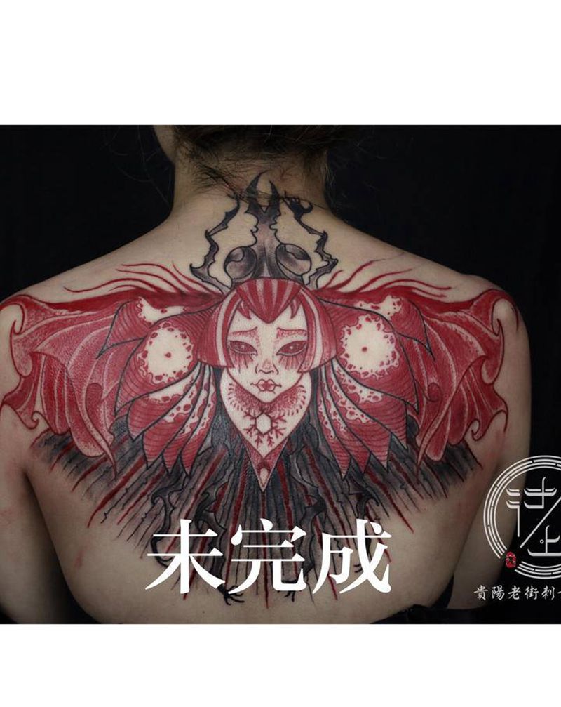 未完成纹身图片_背部图腾飞蛾纹身图案