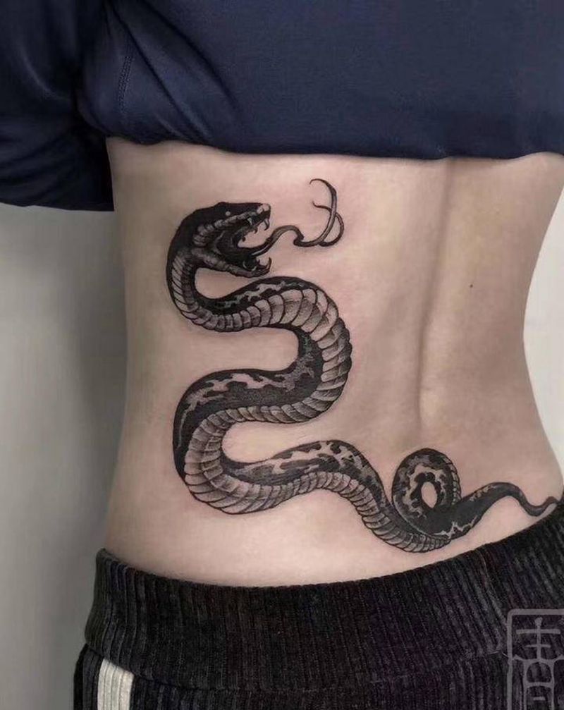 蛇纹身图片_腰部点刺蛇纹身图案