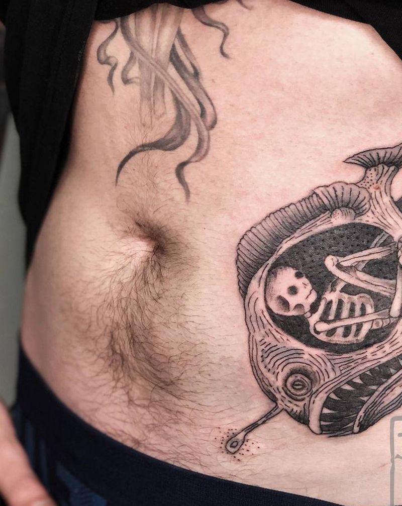 AROUND ME纹身图片_腹部点刺骷髅鱼包容纹身图案