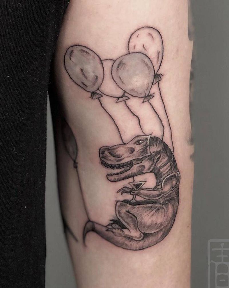 恐龙纹身图片_手部点刺恐龙气球酒杯纹身图案