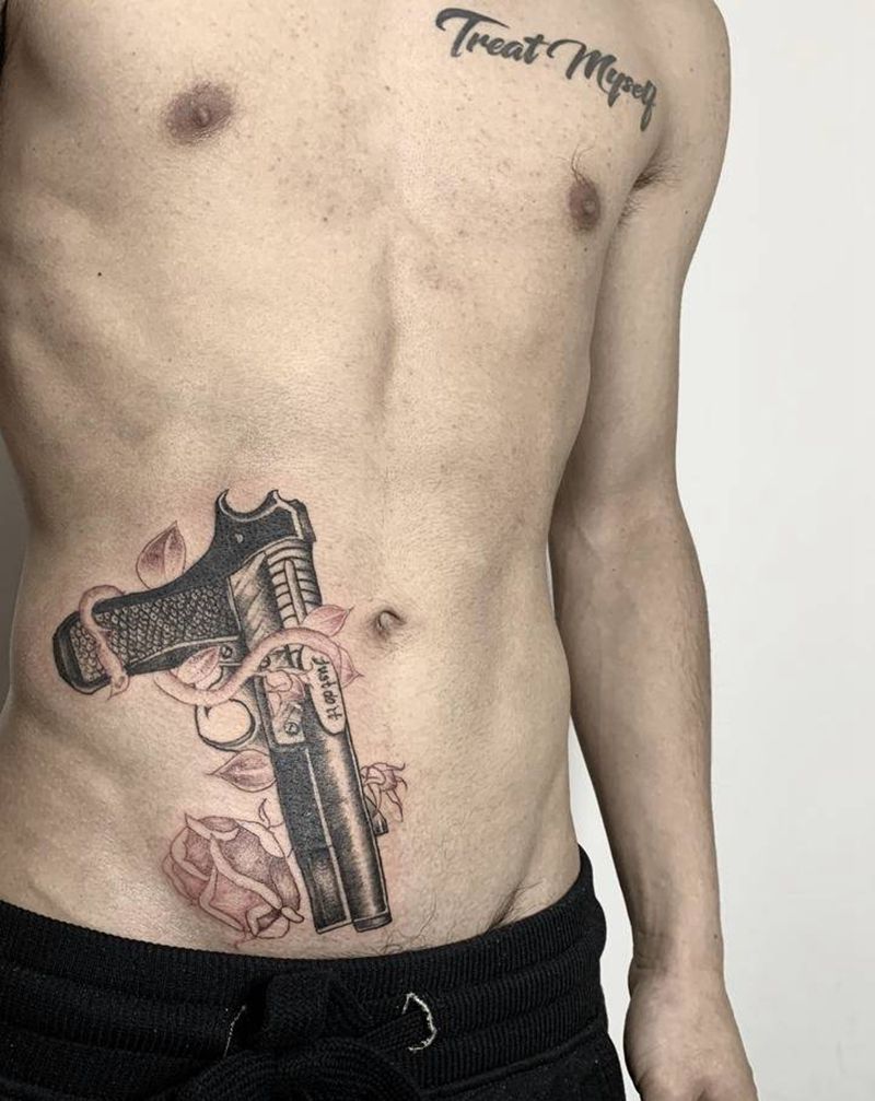 枪花纹身图片_腹部点刺枪玫瑰纹身图案