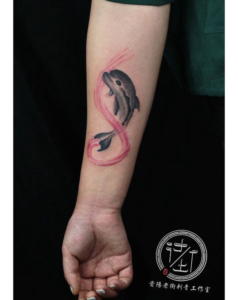 海豚纹身图片_手臂水墨海豚纹身图案