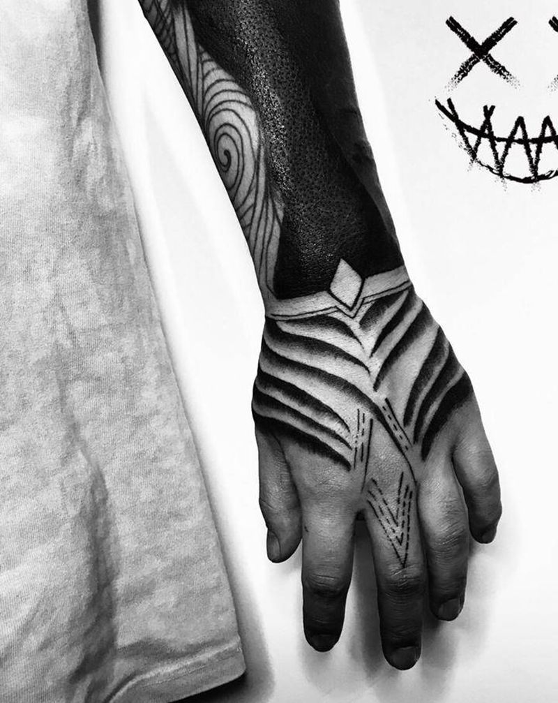 手背树叶纹身图片_手臂几何树图腾部落纹身图案
