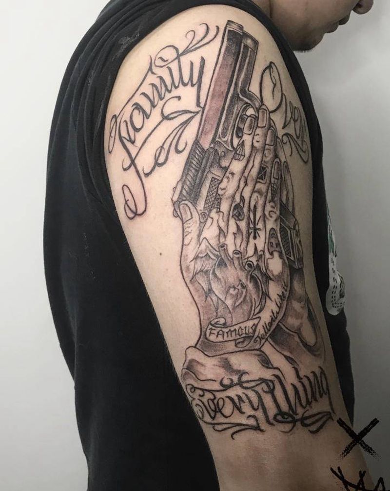 祈祷之手纹身图片_手臂点刺花体字花体枪祈祷之手纹身图案