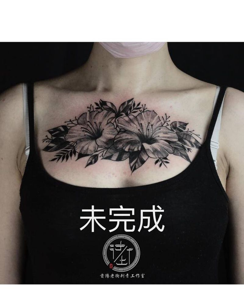 素花纹身图片_胸部点刺素花纹身图案