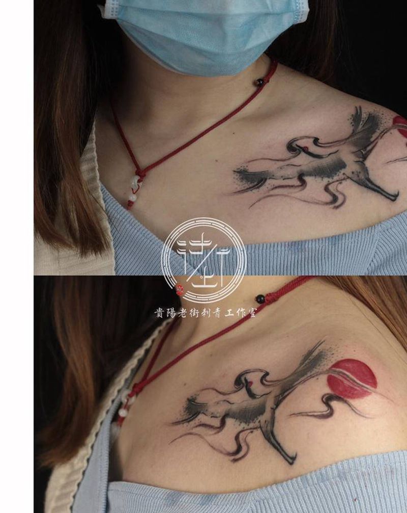 仙鹤纹身图片_肩部胸部水墨仙鹤纹身图案