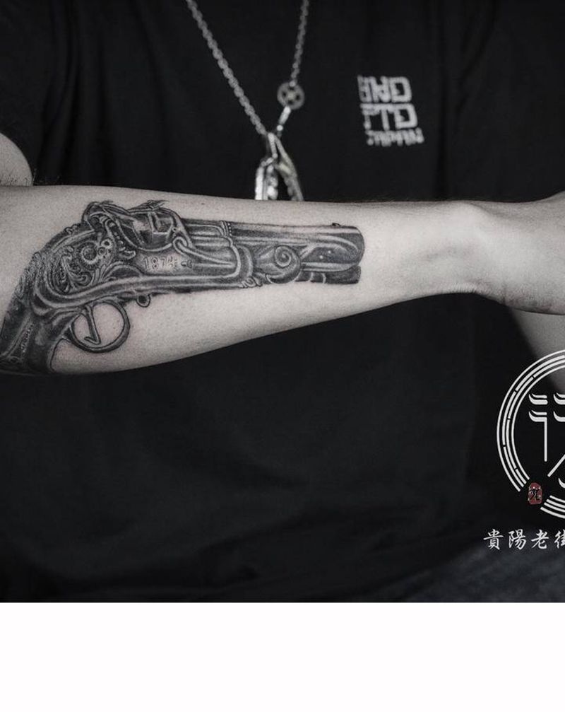 手枪纹身图片_手臂欧美写实枪纹身图案