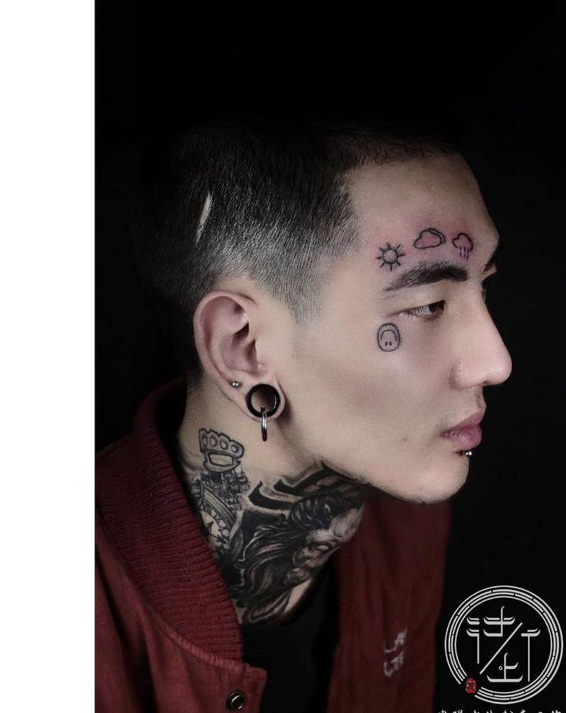 小图纹身图片_点刺脸耳后纹身图案