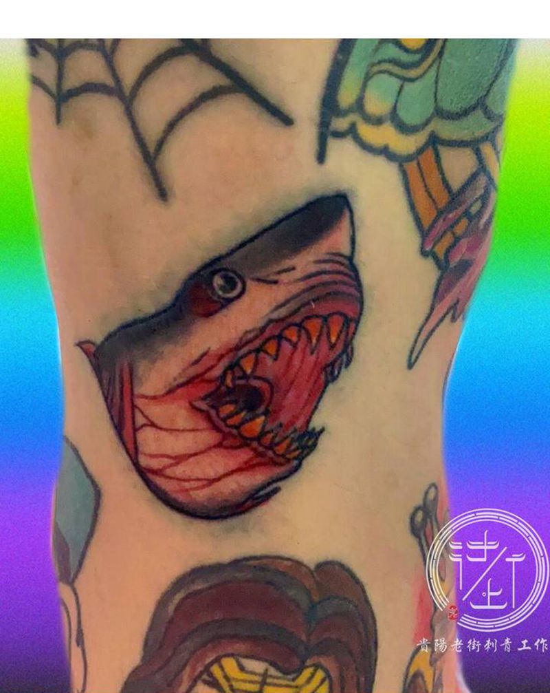 拼图纹身图片_腿部New School点刺鲨鱼犀牛棒棒糖纹身图案