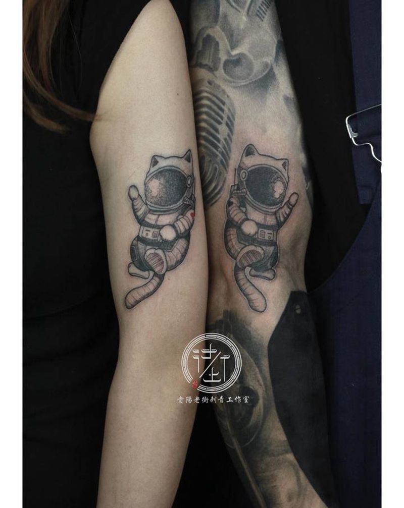 宇航员纹身图片_手臂点刺几何宇航员情侣纹身图案