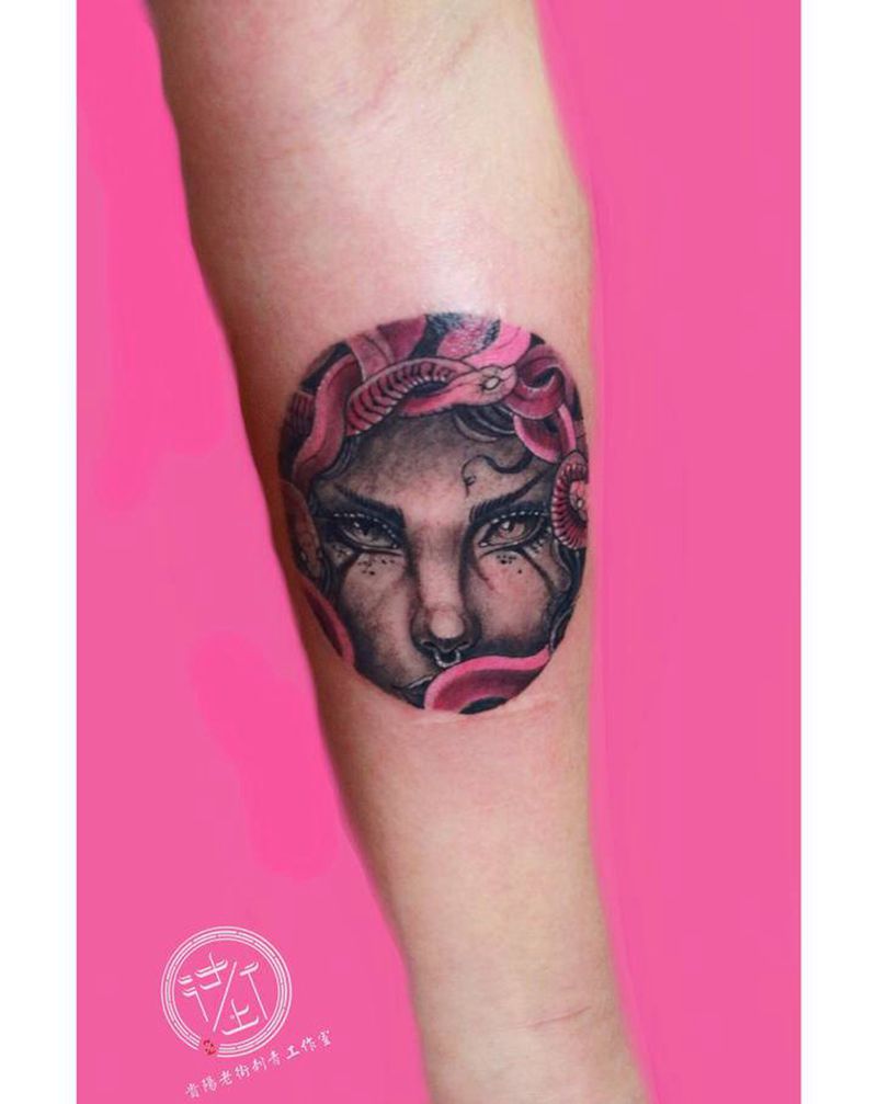 美杜莎纹身图片_手臂欧美写实点刺美杜莎纹身图案