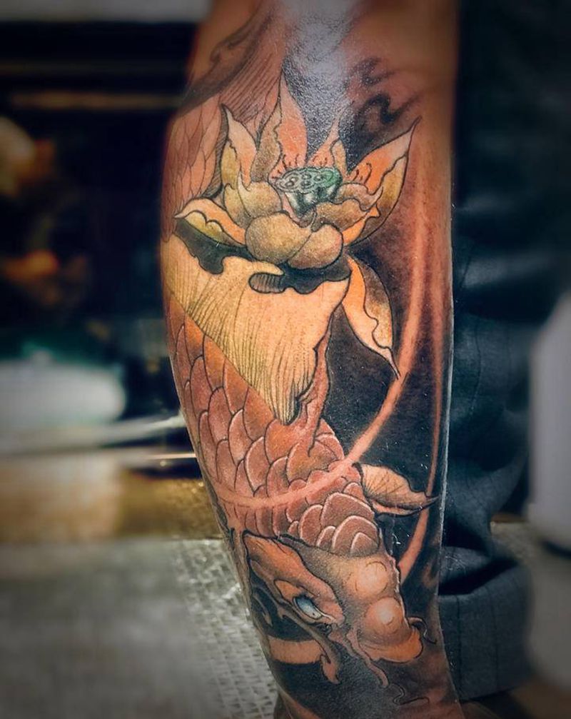 锦鲤纹身图片_腿部新传统纹身图案