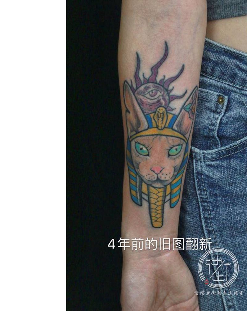 猫纹身图片_手臂点刺猫法老王纹身图案