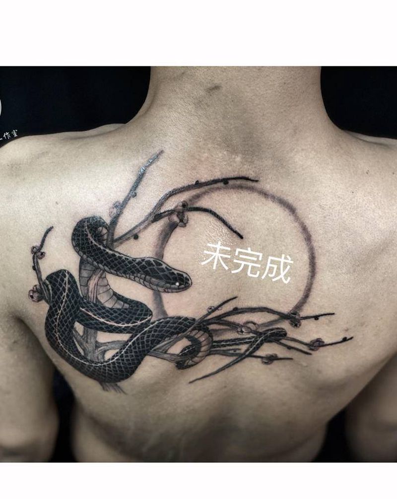 蛇纹身图片_背部点刺新传统蛇纹身图案
