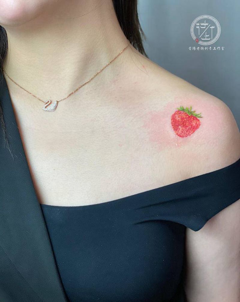 草莓纹身图片_肩部水彩欧美写实草莓小清新纹身图案